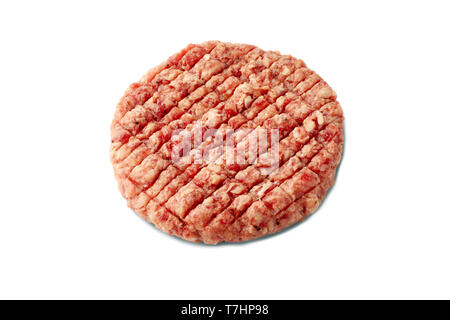 Rohes Rindfleisch Patty für Burger auf weißem Hintergrund Stockfoto