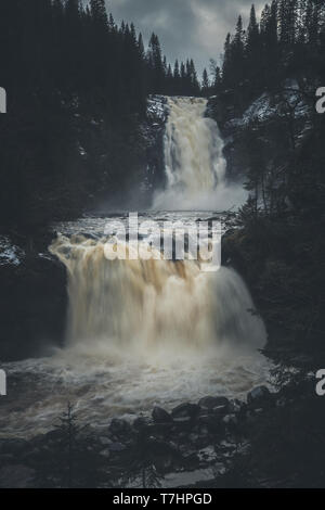 Mettifossen Storfossen und Wasserfälle in Wäldern in der Nähe von Malvik, Fluss Homla, dunklen Tag im Winter. Norwegen Stockfoto