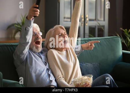 Reifes Paar, Mann und Frau, Fußball begeistert und feiert Sieg Stockfoto