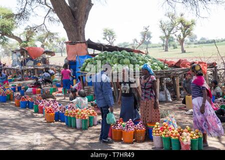 Äthiopien, Rift Valley, Ziway, Ziway Sees, Verkauf von Gemüse (Tomaten und Zwiebeln) am Rand der Straße Stockfoto