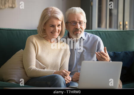 Gerne Frau mittleren Alters und mit Laptop zusammen Mann Stockfoto