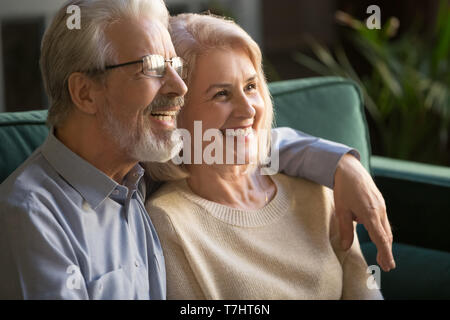 Glücklich im mittleren Alter Familie, Frau und Mann zu Hause umarmen Stockfoto