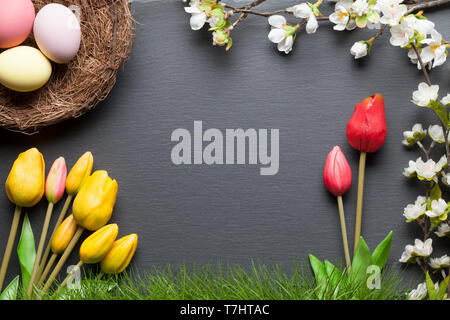 Frohe Ostern Hintergrund mit bunten Ostereier und Blumen Stockfoto