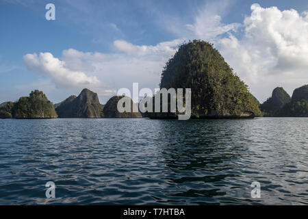 Karst Kalksteinformationen in Wayag Insel, Raja Ampat, West Papua, Indonesien. Stockfoto