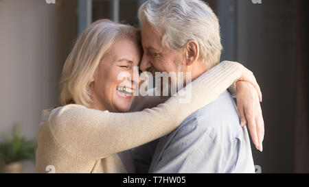 Gerne reifes Paar, Lachen, Mann und Frau, Banner Stockfoto
