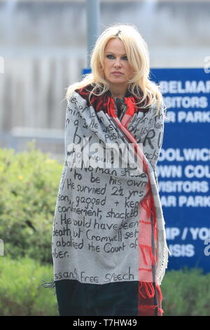 Detail der Wortlaut auf der Schal getragen von US-Schauspielerin Pamela Anderson, als sie Blätter Belmarsh Prison im Südosten von London nach dem Besuch von WikiLeaks Gründer Julian Assange. Stockfoto