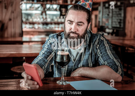 Glooming schwarz-bärtigen Mann gehen, um einen Anruf zu tätigen. Stockfoto