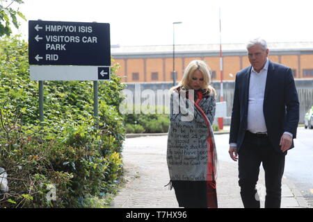 US-Schauspielerin Pamela Anderson Blätter Belmarsh Prison im Südosten von London, von WikiLeaks editor Kristinn Hrafnsson begleitet nach besuchte sie Wikileaks Gründer Julian Assange. Stockfoto