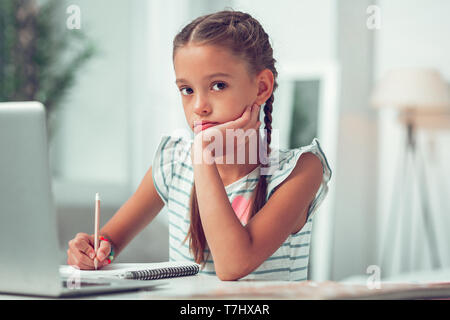 Close-up portrait Foto von afroamerikanischen schöne kleine schoolkid Hausaufgaben machen. Stockfoto