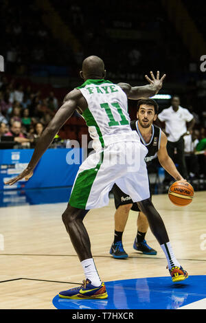 Facundo Campazzo (R), Spieler von Argentinien, treibt die Kugel und Mouhammad Faye (L), Spieler von Senegal, verteidigt während der FIBA Basketball WM 2014 Group Phase match, am 3. September 2014 in Sevilla, Spanien Stockfoto