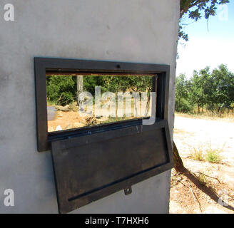 Photohide für kleine Vögel in Spanien, mit einem Glas. Stockfoto