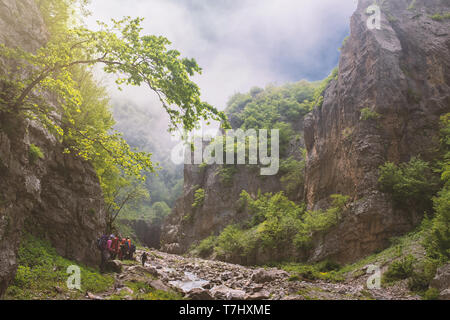 Einen märchenhaften Blick auf die bewaldeten Berge mit blauem Himmel, Wolken, und den Fluss. Stockfoto