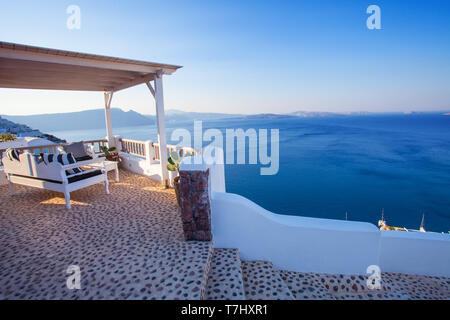 Moderne Terrasse Lounge und Pergola mit Blick auf das Meer. Und urlaub Konzept Stockfoto