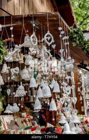 Ceramic White Glocken im Geschenkladen am traditionellen Frühjahr verkauft Fair Stockfoto