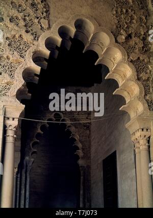 ARCO POLILOBULADO DE LA ALJAFERIA DE ZARAGOZA - ARQUITECTURA HISPANOMUSULMANA-SHOP DE TAIFAS - SIGLO XI. Lage: ALJAFERIA - CORTES ARAGON. Stockfoto