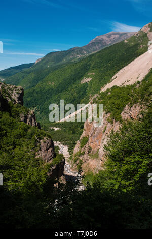 Eine Landschaft von einem bewaldeten Tal und die Berge. Stockfoto