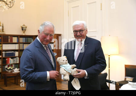 Der Prinz von Wales ist ein weiches Spielzeug für seine neuen Enkel von Deutschen Präsident Frank-Walter Steinmeier bei einem Treffen in Berlin am ersten Tag seiner Reise durch Deutschland. Stockfoto