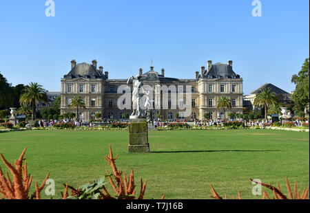 Jardin du Luxembourg Gardens und Palace, Latin. Gras, Blumen und Statue, sonnigen Tag, blauer Himmel. Paris, Frankreich, 15. August 2018. Stockfoto