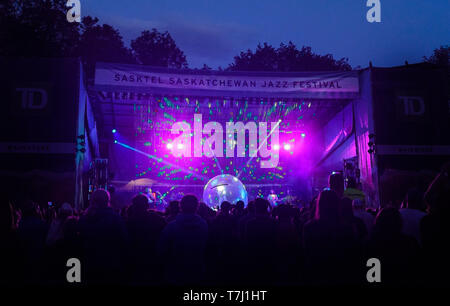 Die Flaming Lips an der Saskatchewan Jazz Festial, Sänger Wayne Coyne führt ein Cover von "Space Oddity" von innen eine große aufgeblasene Kugel Stockfoto