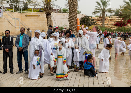 Qasr al-Yahud, Israel, 26-März-2019: Menschen getauft, wo Jesus von Johannes dem Täufer im Jordan getauft wurde Stockfoto