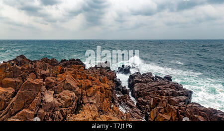 Malerische seascape Panorama. Wellen über Felsen brechen. Stürmische See. Küste der Altstadt von Sozopol. Die bulgarische Schwarzmeerküste. Stockfoto