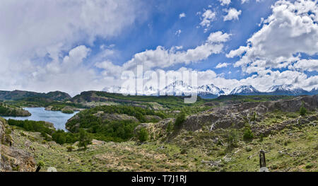 Panorama von einem der zahlreichen Gletscherseen auf einem Trek in Cerro Castillo Nationalpark, Aysén, Chile gefunden. Stockfoto