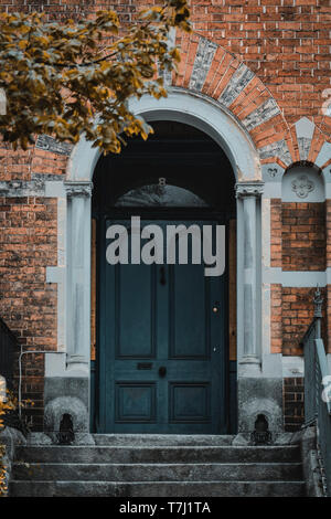 Bunte Türen an der Viktorianischen Haus in Dublin, Irland, 2019. Stockfoto