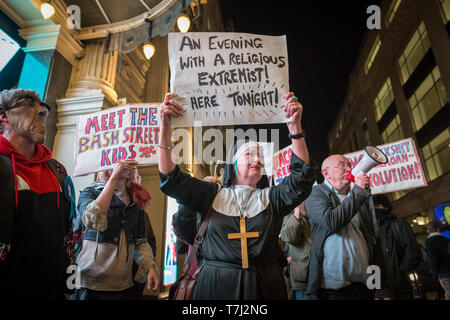 Die Demonstranten aus der Klasse Krieg anarchistische Gruppe halten eine lebhafte Demonstration vor dem London Palladium Theater gegen den Abend talk mit Jakob Rees-Mogg, der konservative Abgeordnete und prominenten Brexit Supporter. Klasse Krieg Mitglieder, darunter lange Anarchist, Ian Knochen (mit Megafon), Jane Nicholl (gekleidet wie eine Nonne) und Adam Clifford (Links, als rees-mogg Parodie) behaupten, Herr Rees-Mogg, Katholisch, ist eine religiöse Extremisten wegen seiner freimütigen Meinungsaustausch über Abtreibung. London, Großbritannien. Stockfoto