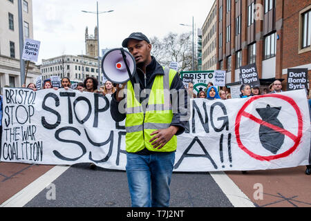 Die Demonstranten, die 'Don't bomb Syrien" Plakaten abgebildet sind, da Sie durch Bristol bei einem Stop Bombardierung Syrien Protestmarsch. 16. April 2018 Stockfoto