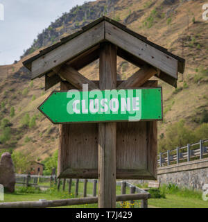 Schild für Fußgänger und Fahrräder zur Angabe der Richtung, für 'Clusone' schönen Stadt in der Nähe von Bergamo. Stockfoto