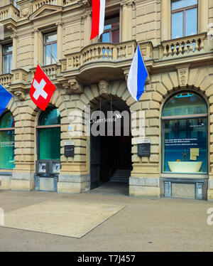 Zürich, Schweiz - 1 August 2016: Fassade der Credit Suisse am Paradeplatz Square mit den Flaggen der Schweiz und Zürich. Stockfoto