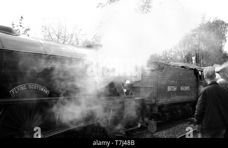 EDS HINWEIS ZU SCHWARZ UND WEISS die Flying Scotsman von Kollegen Dampflok Mayflower geschleppt, da sie Metheringham station in Lincolnshire auf ihrer Reise von London nach York umgewandelt. Stockfoto