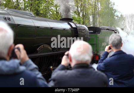 Der Flying Scotsman ist von fellow Dampflok Mayflower, wie Sie metheringham Station in Lincolnshire auf ihrer Reise von London nach York verlassen. Stockfoto