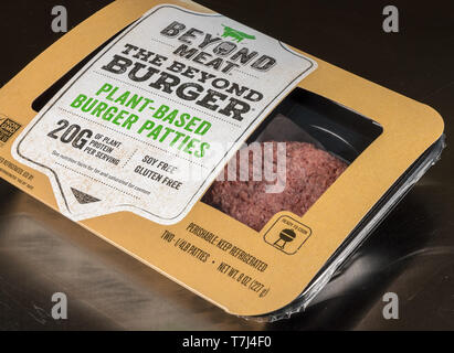 Darüber hinaus Fleisch auf Basis pflanzlicher burger Paket aus zwei Frikadellen Stockfoto