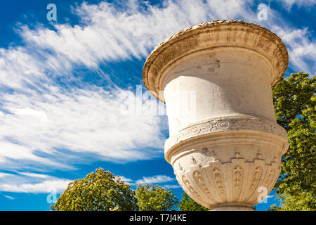 Statue von Vase von Les Jardins De La Fontaine in Nimes, Frankreich Stockfoto