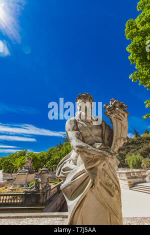 Statue der Gottheit Holding ein Füllhorn von Les Jardins De La Fontaine in Nimes, Frankreich Stockfoto