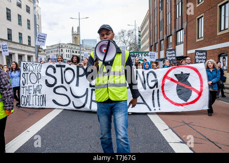 Die Demonstranten, die 'Don't bomb Syrien" Plakaten abgebildet sind, da Sie durch Bristol bei einem Stop Bombardierung Syrien Protestmarsch. 16. April 2018 Stockfoto