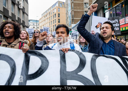 Die Demonstranten, die 'Don't bomb Syrien" Plakaten abgebildet sind, da Sie durch Bristol bei einem Stop Bombardierung Syrien Protestmarsch. 16. April 2018 Stockfoto