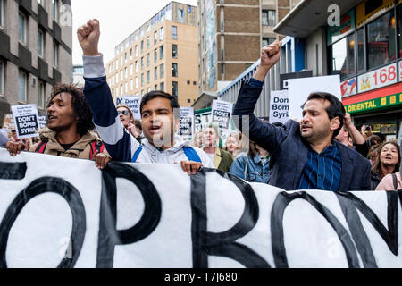 Die Demonstranten, die 'Don't bomb Syrien" Plakaten abgebildet sind, da Sie durch Bristol bei einem Stop Bombardierung Syrien Protestmarsch. 16. April 2018 Stockfoto