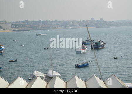 Boote in der Nähe des Strandes in Cascais. Foto von Straße, Natur, Architektur, Geschichte. April 15, 2014. Cascais, Lissabon, Portugal. Stockfoto