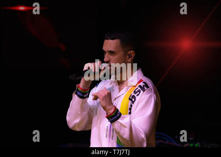 Neapel, Italien. 12 Aug, 2017. Alessandro Mahmood führt am Duell Club in Neapel. Mahmood ist ein Italian-Egyptian Sänger und Songwriter, berühmt für das Gewinnen Festival von Sanremo (2019) mit dem Song Soldi. Credit: Francesco Cigliano/Pacific Press/Alamy leben Nachrichten Stockfoto