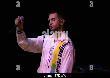 Neapel, Italien. 12 Aug, 2017. Alessandro Mahmood führt am Duell Club in Neapel. Mahmood ist ein Italian-Egyptian Sänger und Songwriter, berühmt für das Gewinnen Festival von Sanremo (2019) mit dem Song Soldi. Credit: Francesco Cigliano/Pacific Press/Alamy leben Nachrichten Stockfoto