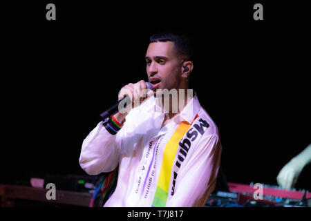 Neapel, Italien. 12 Aug, 2017. Alessandro Mahmood führt am Duell Club in Neapel. Mahmood ist ein Italian-Egyptian Sänger und Songwriter, berühmt für das Gewinnen Festival von Sanremo (2019) mit dem Song Soldi. Credit: Francesco Cigliano/Pacific Press/Alamy leben Nachrichten Stockfoto