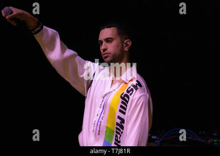 Neapel, Italien. 12 Aug, 2017. Alessandro Mahmood führt am Duell Club in Neapel. Mahmood ist ein Italian-Egyptian Sänger und Songwriter, berühmt für das Gewinnen Festival von Sanremo (2019) mit dem Song Soldi. Credit: Francesco Cigliano/Pacific Press/Alamy leben Nachrichten Stockfoto