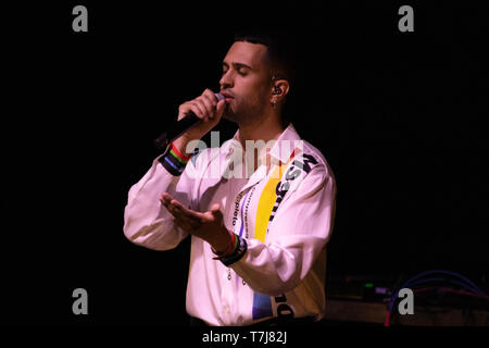 Neapel, Italien. 12 Aug, 2017. Alessandro Mahmood führt am Duell Club in Neapel. Mahmood ist ein Italian-Egyptian Sänger und Songwriter, berühmt für das Gewinnen Festival von Sanremo (2019) mit dem Song Soldi. Credit: Francesco Cigliano/Pacific Press/Alamy leben Nachrichten Stockfoto