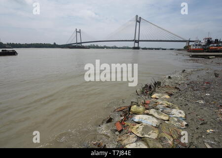 Howrah Stadt, Indien. 4. Mai, 2019. Der Fluss Hooghly am Tag nach dem Zyklon -------- Mai Kolkata geschlagen worden sind. Stockfoto