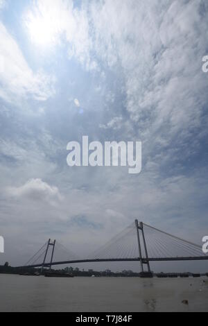 Howrah Stadt, Indien. 4. Mai, 2019. Die vidyasagar Setu über den Fluss Hooghly am Tag nach dem Zyklon -------- Mai Kolkata geschlagen worden sind. Stockfoto