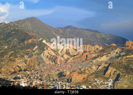 Unglaubliche La Paz Stadtbild mit der Bergkette im Hintergrund, Bolivien, Südamerika Stockfoto