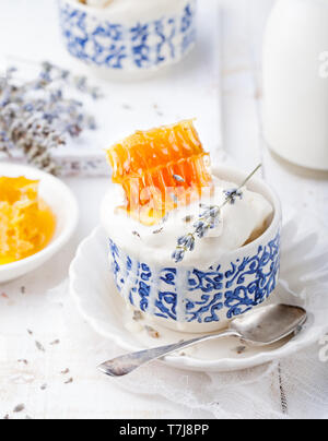 Eis mit Honig und Lavendel in Schalen. Weißer Hintergrund. Stockfoto