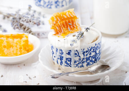 Eis mit Honig und Lavendel in Schalen. Weißer Hintergrund. Stockfoto